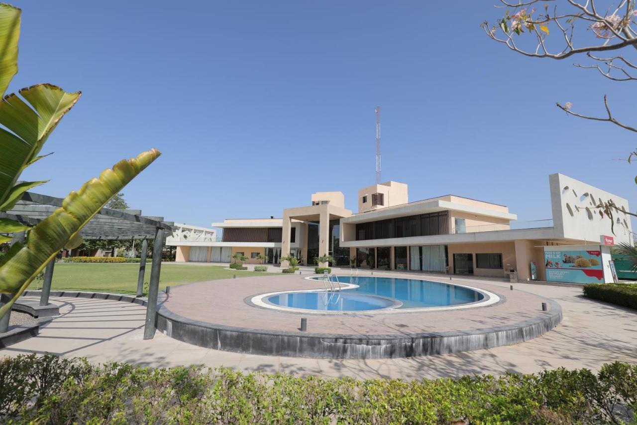 Hotel Club Heaven Palanpur Esterno foto