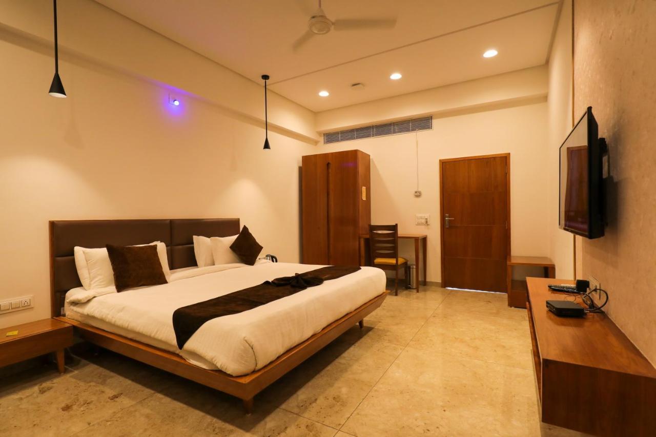 Hotel Club Heaven Palanpur Esterno foto