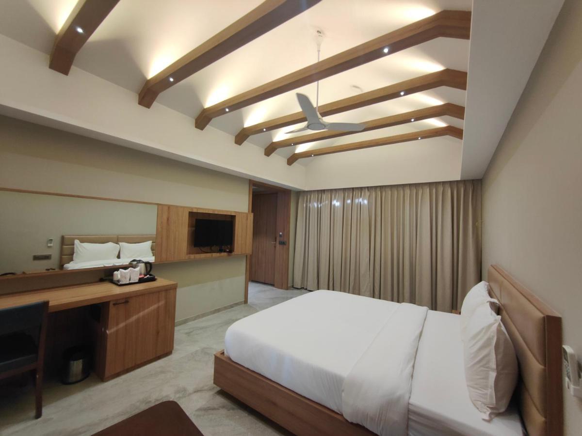 Hotel Club Heaven Palanpur Esterno foto