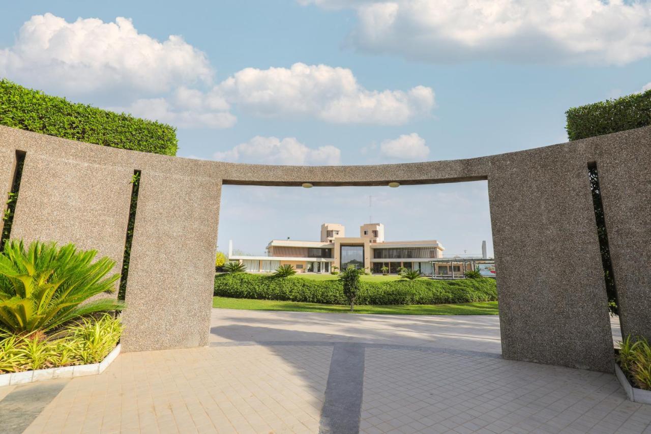 Hotel Club Heaven Palanpur Esterno foto