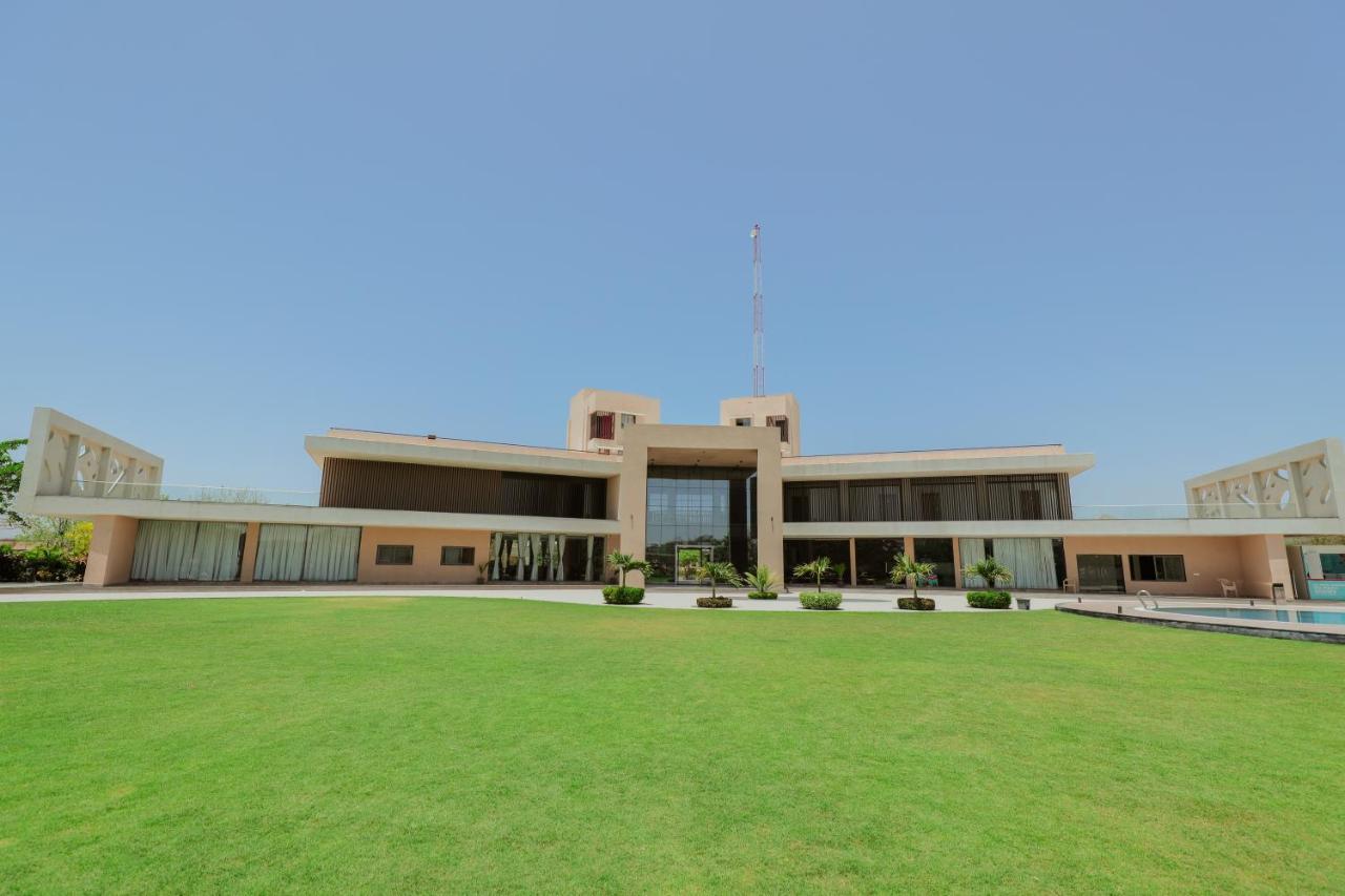 Hotel Club Heaven Palanpur Esterno foto