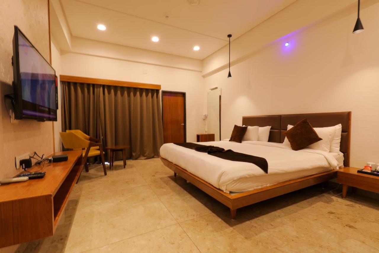 Hotel Club Heaven Palanpur Esterno foto