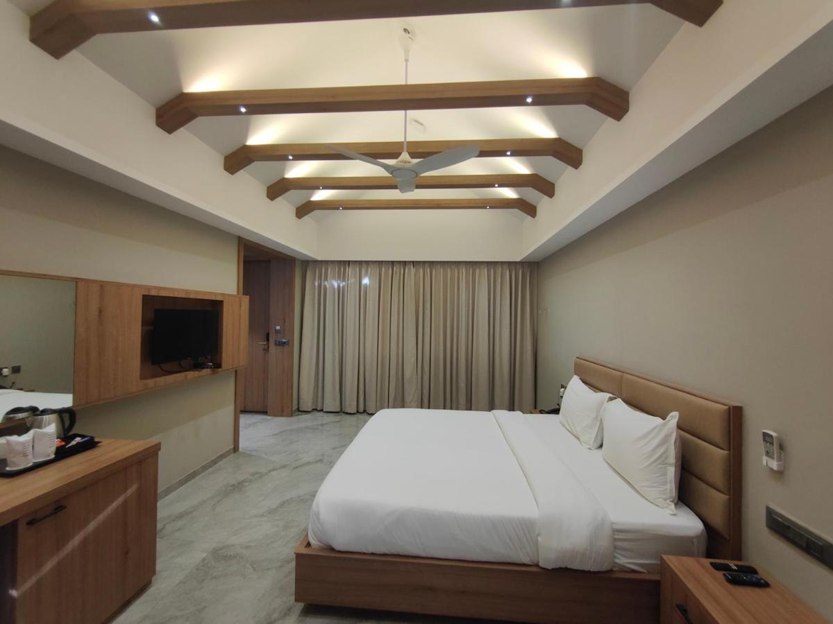 Hotel Club Heaven Palanpur Esterno foto