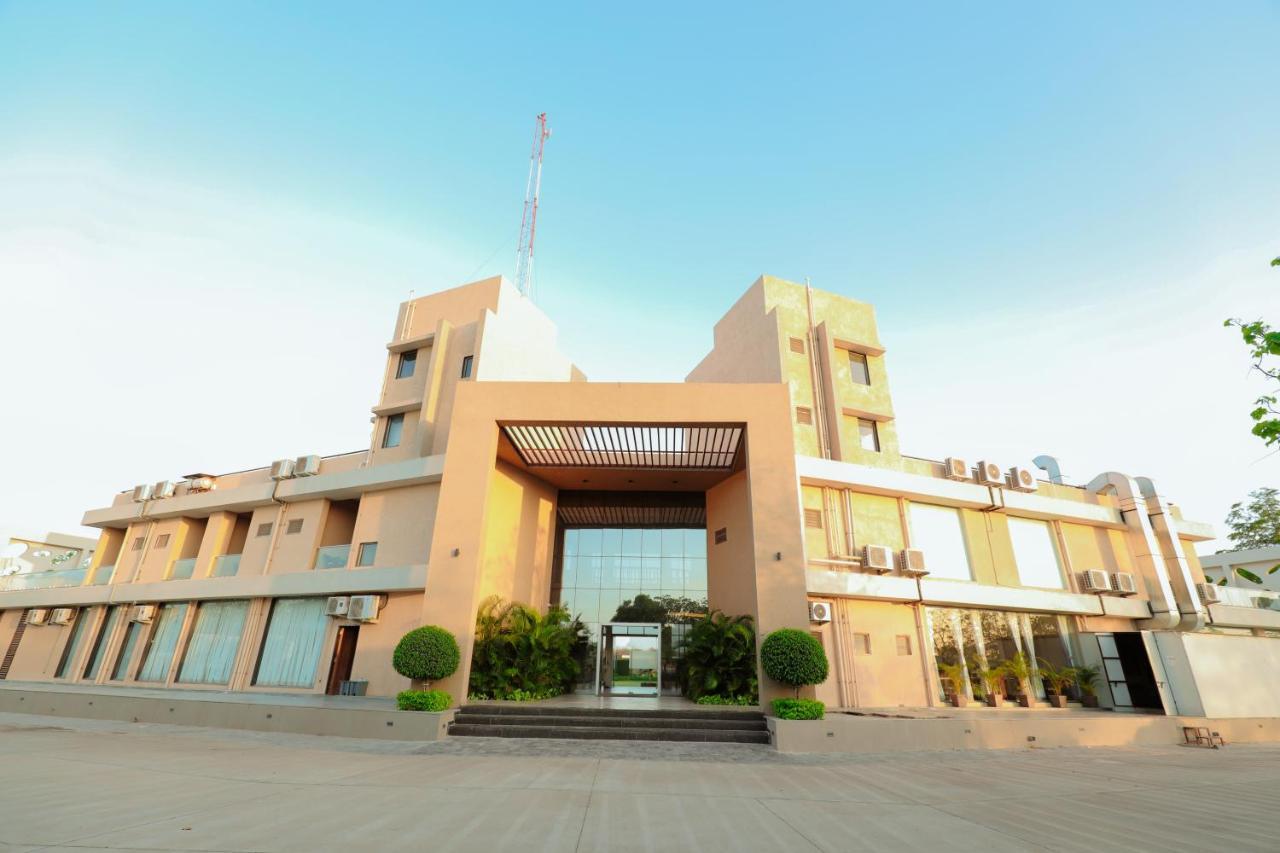 Hotel Club Heaven Palanpur Esterno foto