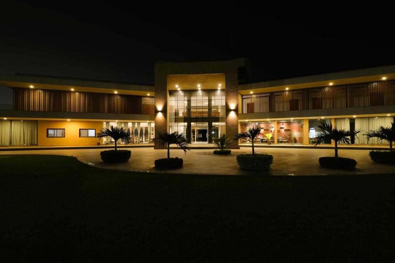 Hotel Club Heaven Palanpur Esterno foto